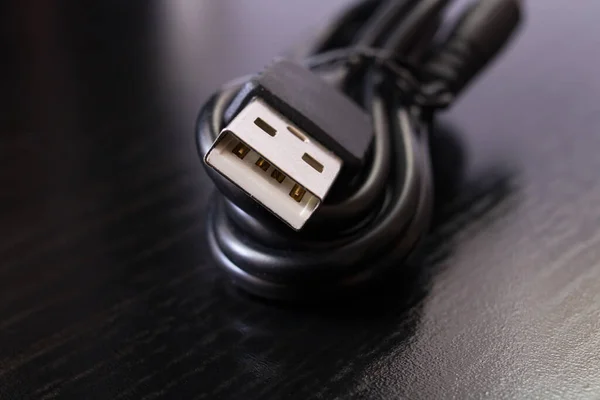 Περιστρεφόμενο Καλώδιο Usb Για Τηλέφωνο Ξύλινο Φόντο — Φωτογραφία Αρχείου