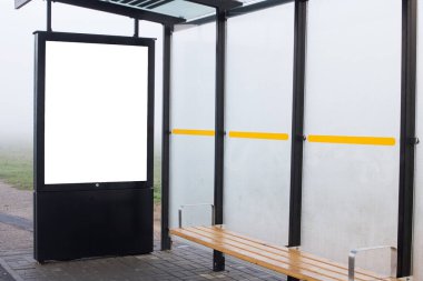 Otobüs durağındaki reklam afişi izole edilmiş.