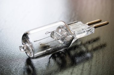 Ahşap masada küçük bir retro ampul. Yakın çekim.