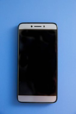 Siyah mobil akıllı telefon kadar sahte. Bu smartphone mock-up üzerinde mavi arka plan izole. siyah smartphone ile siyah perde. Android cep telefonu. Yazdırma, Web sitesi, sunu öğesi için kullanabilirsiniz.