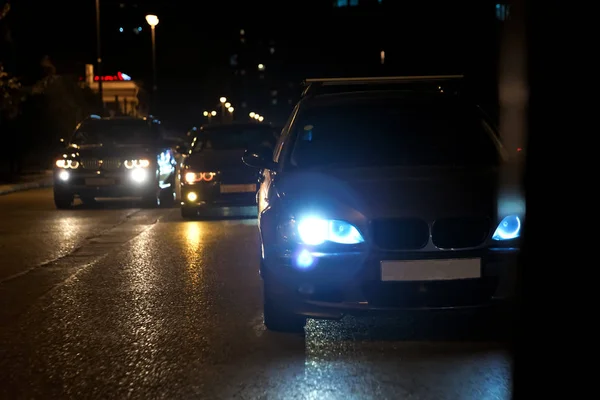 在城市的道路上 晚上用黄色和红色的电灯为汽车回家 汽车参加夜间街头拖拉比赛 — 图库照片