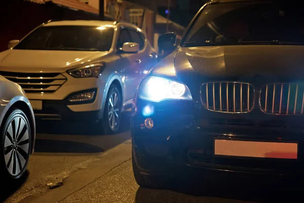 Der Autoscheinwerfer Auf Neblig Abend Für Abend Das Auto Auf — Stockfoto