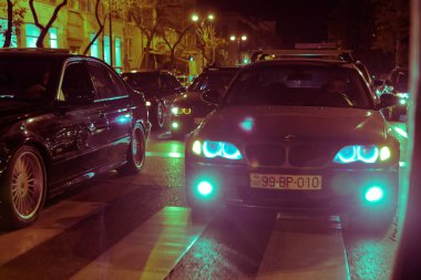 Şehrin sarı ve kırmızı elektrik ışığı ile gece onlar sırasında araçlık yol geliyor ev. Arabalar gece rekabet. Gece arabaları sadece ışıklar.