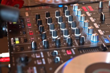 Müzik karıştırma için gece kulübü partide DJ kabini. DJ iplik, karıştırma ve tırmalamak dj elinde bir gece kulübünde dj's güverte, strobe ışıklar ve sis, seçici odak çeşitli parça denetimlere tweak, yakın çekim. Dj müzik kulübü hayat kavramı