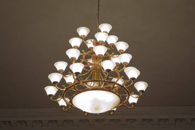 Sarayın tavanında asılı pahalı bir avize..