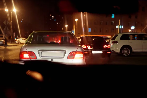 Estrada Cidade Noite Com Luz Elétrica Amarela Vermelha Para Carros — Fotografia de Stock