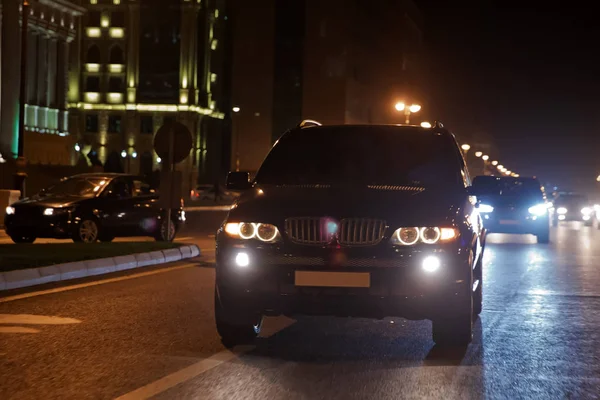 Şehrin Sarı Kırmızı Elektrik Işığı Ile Gece Onlar Sırasında Araçlık — Stok fotoğraf