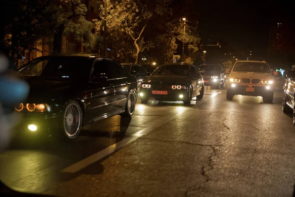 Şehrin Sarı Kırmızı Elektrik Işığı Ile Gece Onlar Sırasında Araçlık — Stok fotoğraf