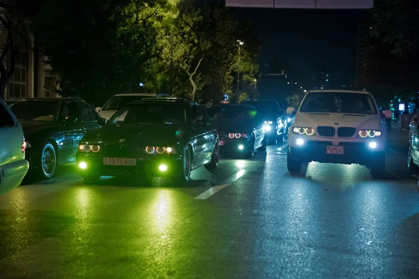 Şehrin Sarı Kırmızı Elektrik Işığı Ile Gece Onlar Sırasında Araçlık — Stok fotoğraf