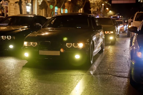 Arabalar Gece Manzarası Sarı Kırmızı Elektrik Işığı Ile Gece Sırasında — Stok fotoğraf