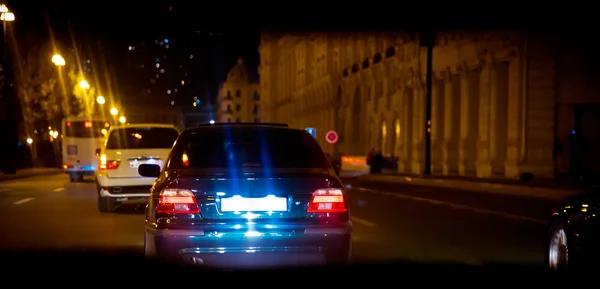 Strada Città Notte Con Luce Elettrica Gialla Rossa Auto Durante — Foto Stock