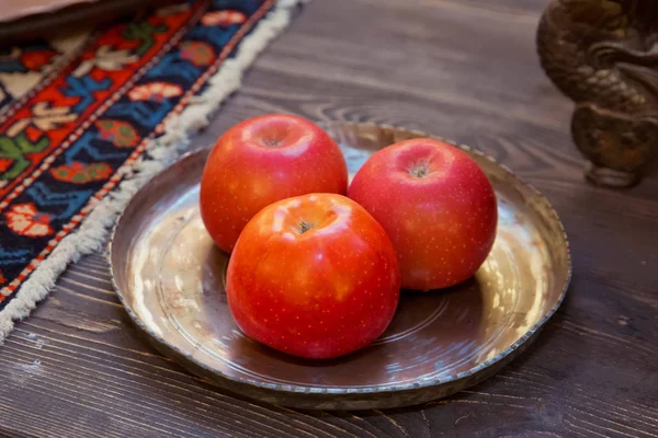 Gros Plan Canneberges Isolées Trois Pommes Rouges Sont Dans Récipient — Photo