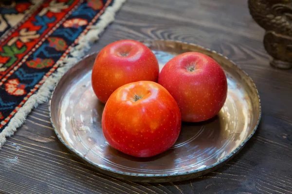 Nahaufnahme Von Preiselbeeren Isoliert Drei Rote Äpfel Einem Kupferbehälter — Stockfoto