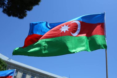 Azerbaycan, Bakü, Azerbaycan bayrağı. Ulusal işareti arka plan. Kırmızı yeşil mavi bayrak. Azerbaycan Ulusal bayrak Crescent moon ile. Azerbaycan geleneği vatansever. Rüzgar sallıyor bayrak