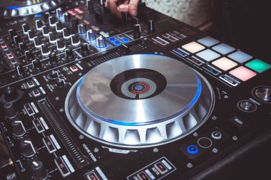 DJ's eller konsolda elektronik müzik karıştırma meşgul. Dj müzik dinleyicilere oynanması gerekir. DJ çok iyi kontrol düğmeleri kullanmak mümkün olmak zorunda. Konfeti parti arttırmak için kullanılır