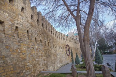 Aydınlatma eski şehirde kale kapıları. Bakıda Icheri Sarayı. Azerbaycan. Eski kale, Bakü eski şehir giriş kapısı. Bakü, Azerbaycan. Bakü'deki eski şehir duvarlarının. Icheri Şirvanşahlar Sarayı bir Unesco Dünya Mirası olduğunu