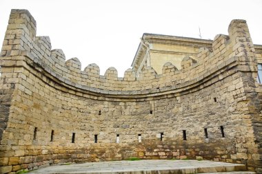 Aydınlatma eski şehirde kale kapıları. Bakıda Icheri Sarayı. Azerbaycan. Eski kale, Bakü eski şehir giriş kapısı. Bakü, Azerbaycan. Bakü'deki eski şehir duvarlarının. Icheri Şirvanşahlar Sarayı bir Unesco Dünya Mirası olduğunu