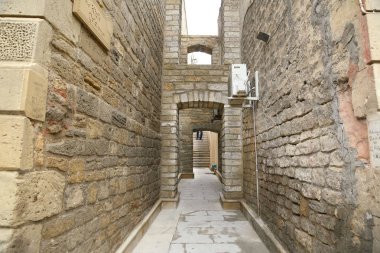 Aydınlatma eski şehirde kale kapıları. Bakıda Icheri Sarayı. Azerbaycan. Eski kale, Bakü eski şehir giriş kapısı. Bakü, Azerbaycan. Bakü'deki eski şehir duvarlarının. Icheri Şirvanşahlar Sarayı bir Unesco Dünya Mirası olduğunu