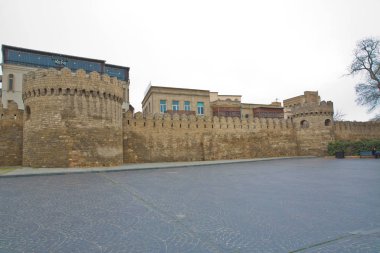 Aydınlatma eski şehirde kale kapıları. Bakıda Icheri Sarayı. Azerbaycan. Eski kale, Bakü eski şehir giriş kapısı. Bakü, Azerbaycan. Bakü'deki eski şehir duvarlarının. Icheri Şirvanşahlar Sarayı bir Unesco Dünya Mirası olduğunu