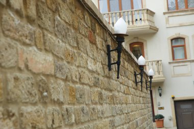 Bakü eski şehirde oryantal tarzda bronz sokak lambası