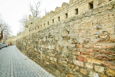 Aydınlatma eski şehirde kale kapıları. Bakıda Icheri Sarayı. Azerbaycan. Eski kale, Bakü eski şehir giriş kapısı. Bakü, Azerbaycan. Bakü'deki eski şehir duvarlarının. Icheri Şirvanşahlar Sarayı bir Unesco Dünya Mirası olduğunu