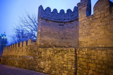 Icheri Sheher eski şehir gece Baku dar sokakları. Icheri Sheher UNESCO Dünya Mirası listesinde yer aldı