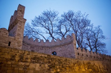 Icheri Şirvanşahlar Sarayı Unesco Dünya Mirası listesinde eklenmiştir. Gece Bakıda Icheri Şirvanşahlar Sarayı eski şehrin dar sokaklarında.