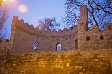 Icheri Şirvanşahlar Sarayı Unesco Dünya Mirası listesinde eklenmiştir. Gece Bakıda Icheri Şirvanşahlar Sarayı eski şehrin dar sokaklarında.