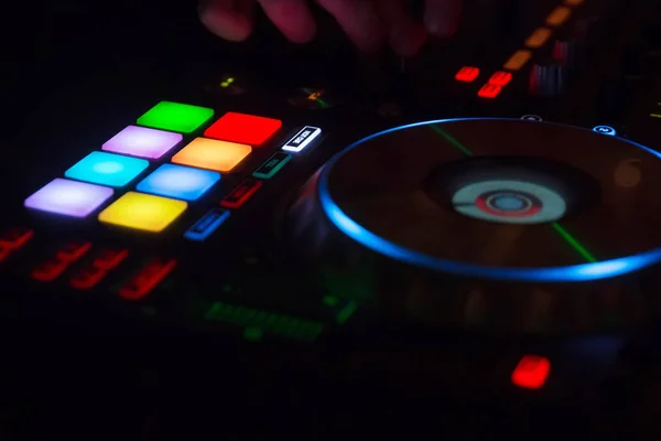 Profesyonel konser DJ turntable cihazı ses karıştırıcı panel ve koşu tekeri ile. Partide müzik çalmak için kulüp disk jokey sahne ekipmanı. Gece kulübü için dijital döner masa güvertesi