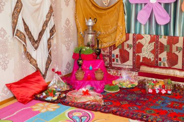 Novruz tepsi plaka Azerbaycan Ulusal pasta pakhlava ve shekerbura ile mor İpek eşarp. Azerbaycan Ulusal pasta pakhlava ve shekerbura ve yeşil semeni Novruz bakır tepsi plaka