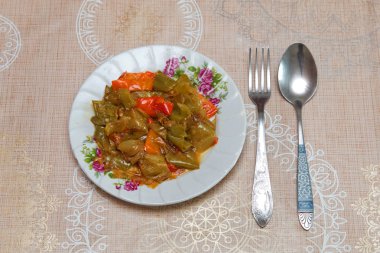 fırında Patlıcan dolması yemek masada