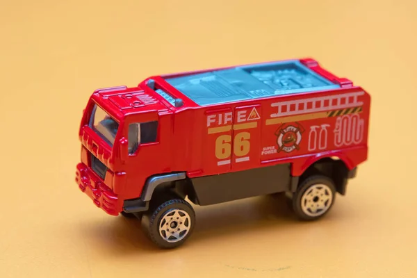 Caminhão Brinquedo Vermelho Carro Bombeiros Brinquedo Extingue Casa Flamejante Manuseio — Fotografia de Stock
