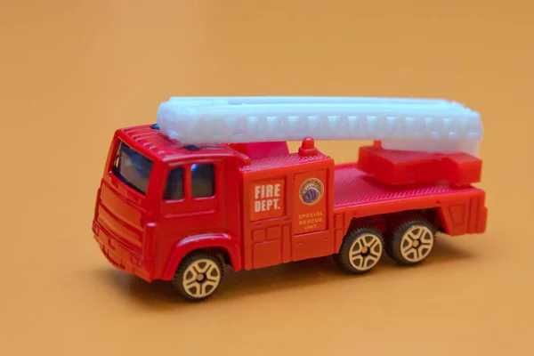 Caminhão Brinquedo Vermelho Carro Bombeiros Brinquedo Extingue Casa Flamejante Manipulação — Fotografia de Stock