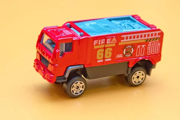 Caminhão Brinquedo Vermelho Carro Bombeiros Brinquedo Extingue Casa Flamejante Manuseamento — Fotografia de Stock