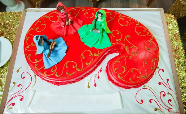 Three Girls National Azerbaijan Costume Top Cake Red Buta Henna — Stock Photo, Image