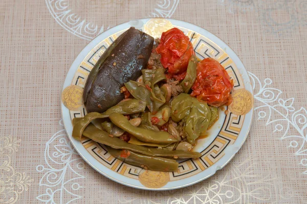 Gebakken Aubergine Gevulde Schotel Tafel — Stockfoto