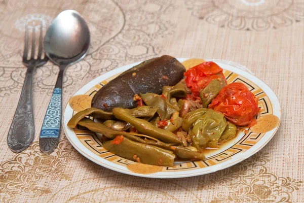 Erishde Étel Padlizsán Töltött Étel Uborka Paradicsom Saláta — Stock Fotó