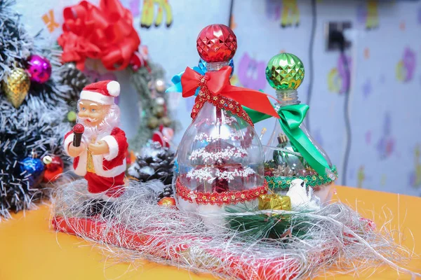 Pequeno Brinquedo Pelúcia Papai Noel Isolado Brinquedos Ano Novo — Fotografia de Stock