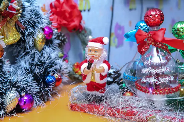 Kleines Weihnachtsmann Plüschtier Isoliert Neujahrsspielzeug — Stockfoto