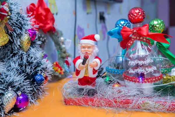 Pequeno Brinquedo Pelúcia Papai Noel Isolado Brinquedos Ano Novo — Fotografia de Stock