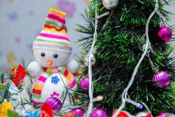 Vánoční Koule Visí Pozadí Hodiny Čas Nový Rok Vícebarevné Záři — Stock fotografie