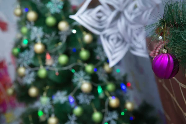 Une Boule Noël Est Suspendue Sur Fond Une Horloge Est — Photo