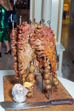 Kavrulmuş et bir açık ateşte pişmiş özel bir şekilde. Barbekü hazır kuzu veya koyun eti ve işkence tarafından işlenen.