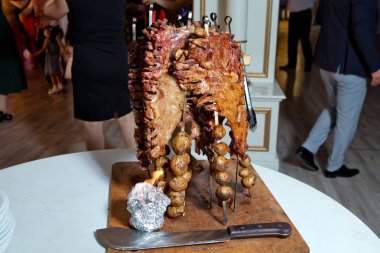 Kavrulmuş et bir açık ateşte pişmiş özel bir şekilde. Barbekü hazır kuzu veya koyun eti ve işkence tarafından işlenen.