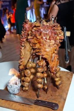 Kavrulmuş et bir açık ateşte pişmiş özel bir şekilde. Barbekü hazır kuzu veya koyun eti ve işkence tarafından işlenen.