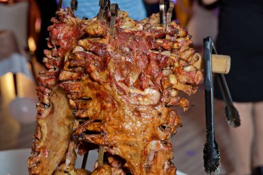 Kavrulmuş et bir açık ateşte pişmiş özel bir şekilde. Barbekü hazır kuzu veya koyun eti ve işkence tarafından işlenen.