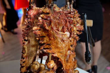 Kavrulmuş et bir açık ateşte pişmiş özel bir şekilde. Barbekü hazır kuzu veya koyun eti ve işkence tarafından işlenen.