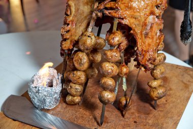 Kavrulmuş et bir açık ateşte pişmiş özel bir şekilde. Barbekü hazır kuzu veya koyun eti ve işkence tarafından işlenen.