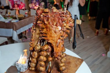 Birçok pişirme geleneksel kuzu mangal kavurma Türk. Kavrulmuş et bir açık ateşte pişmiş özel bir şekilde. Barbekü hazır kuzu veya koyun eti ve işkence tarafından işlenen.