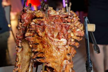 Kavrulmuş et bir açık ateşte pişmiş özel bir şekilde. Barbekü hazır kuzu veya koyun eti ve işkence tarafından işlenen.